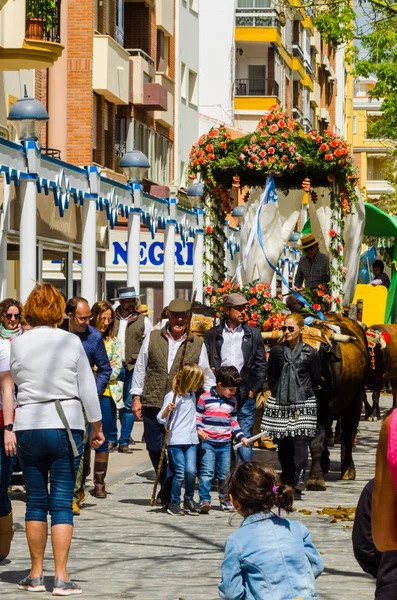 Torre Del Mar, İspanya - 29 Nisan 2018 insanlar kutlamaları nedeniyle İspanya Kutsal şekilde aktarma Katolik törenine katılan