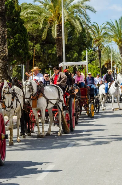Torre Del Mar, İspanya - 29 Nisan 2018 insanlar kutlamaları nedeniyle İspanya Kutsal şekilde aktarma Katolik törenine katılan