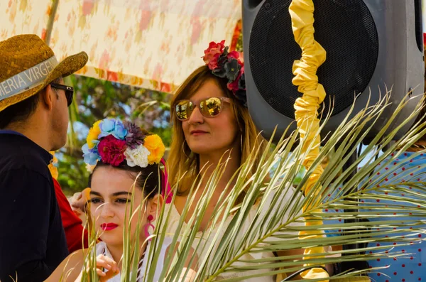 Torre Del Mar, İspanya - 29 Nisan 2018 insanlar kutlamaları nedeniyle İspanya Kutsal şekilde aktarma Katolik törenine katılan