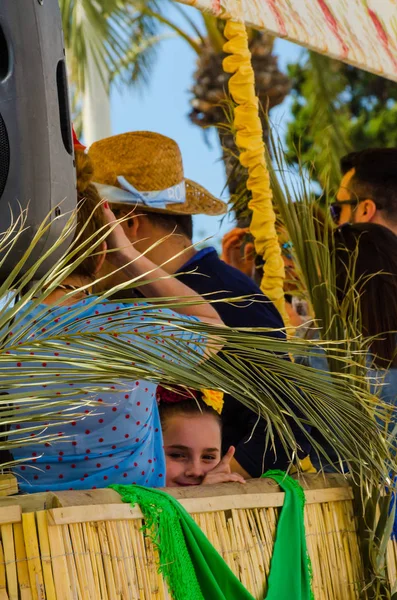 Torre Del Mar, İspanya - 29 Nisan 2018 insanlar kutlamaları nedeniyle İspanya Kutsal şekilde aktarma Katolik törenine katılan