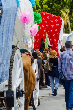 Torre Del Mar, İspanya - 29 Nisan 2018 insanlar kutlamaları nedeniyle İspanya Kutsal şekilde aktarma Katolik törenine katılan