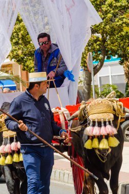 Torre Del Mar, İspanya - 29 Nisan 2018 insanlar kutlamaları nedeniyle İspanya Kutsal şekilde aktarma Katolik törenine katılan