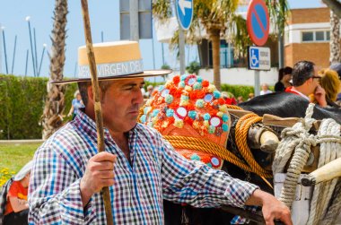 Torre Del Mar, İspanya - 29 Nisan 2018 insanlar kutlamaları nedeniyle İspanya Kutsal şekilde aktarma Katolik törenine katılan