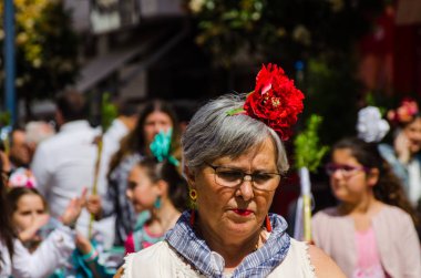 Torre Del Mar, İspanya - 29 Nisan 2018 insanlar kutlamaları nedeniyle İspanya Kutsal şekilde aktarma Katolik törenine katılan