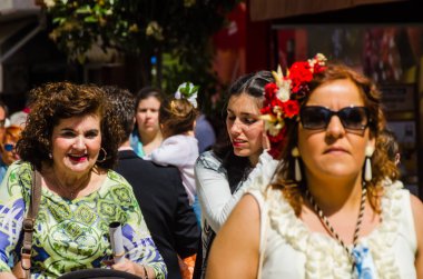 Torre Del Mar, İspanya - 29 Nisan 2018 insanlar kutlamaları nedeniyle İspanya Kutsal şekilde aktarma Katolik törenine katılan