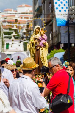 Torre Del Mar, İspanya - 29 Nisan 2018 insanlar kutlamaları nedeniyle İspanya Kutsal şekilde aktarma Katolik törenine katılan