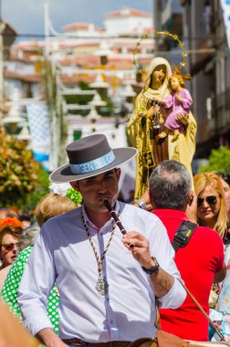 Torre Del Mar, İspanya - 29 Nisan 2018 insanlar kutlamaları nedeniyle İspanya Kutsal şekilde aktarma Katolik törenine katılan