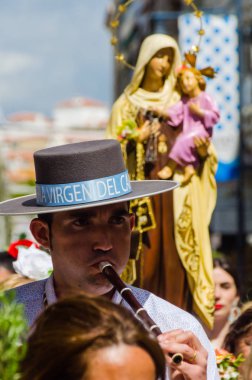 Torre Del Mar, İspanya - 29 Nisan 2018 insanlar kutlamaları nedeniyle İspanya Kutsal şekilde aktarma Katolik törenine katılan