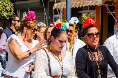 Torre Del Mar, İspanya - 29 Nisan 2018 insanlar kutlamaları nedeniyle İspanya Kutsal şekilde aktarma Katolik törenine katılan
