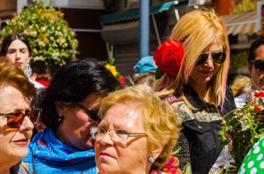 Torre Del Mar, İspanya - 29 Nisan 2018 insanlar kutlamaları nedeniyle İspanya Kutsal şekilde aktarma Katolik törenine katılan