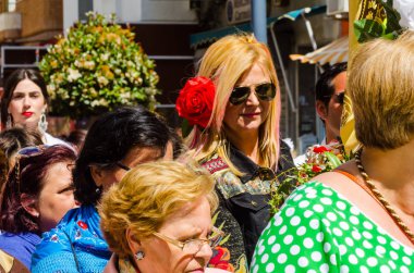 Torre Del Mar, İspanya - 29 Nisan 2018 insanlar kutlamaları nedeniyle İspanya Kutsal şekilde aktarma Katolik törenine katılan