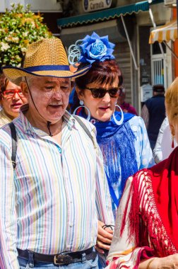 Torre Del Mar, İspanya - 29 Nisan 2018 insanlar kutlamaları nedeniyle İspanya Kutsal şekilde aktarma Katolik törenine katılan