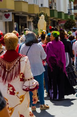 Torre Del Mar, İspanya - 29 Nisan 2018 insanlar kutlamaları nedeniyle İspanya Kutsal şekilde aktarma Katolik törenine katılan