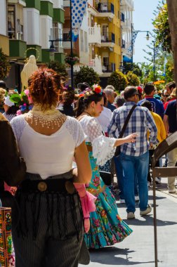 Torre Del Mar, İspanya - 29 Nisan 2018 insanlar kutlamaları nedeniyle İspanya Kutsal şekilde aktarma Katolik törenine katılan