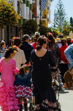 Torre Del Mar, İspanya - 29 Nisan 2018 insanlar kutlamaları nedeniyle İspanya Kutsal şekilde aktarma Katolik törenine katılan