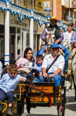 Torre Del Mar, İspanya - 29 Nisan 2018 insanlar kutlamaları nedeniyle İspanya Kutsal şekilde aktarma Katolik törenine katılan