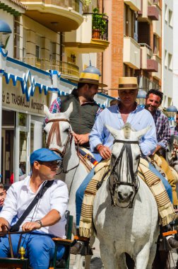 Torre Del Mar, İspanya - 29 Nisan 2018 insanlar kutlamaları nedeniyle İspanya Kutsal şekilde aktarma Katolik törenine katılan