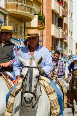 Torre Del Mar, İspanya - 29 Nisan 2018 insanlar kutlamaları nedeniyle İspanya Kutsal şekilde aktarma Katolik törenine katılan