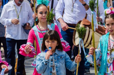 Torre Del Mar, İspanya - 29 Nisan 2018 insanlar kutlamaları nedeniyle İspanya Kutsal şekilde aktarma Katolik törenine katılan