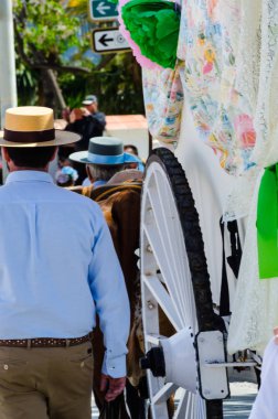 Torre Del Mar, İspanya - 29 Nisan 2018 insanlar kutlamaları nedeniyle İspanya Kutsal şekilde aktarma Katolik törenine katılan