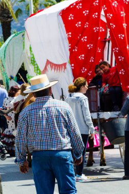 Torre Del Mar, İspanya - 29 Nisan 2018 insanlar kutlamaları nedeniyle İspanya Kutsal şekilde aktarma Katolik törenine katılan