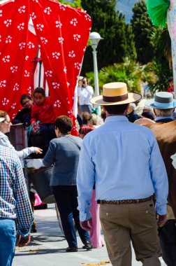 Torre Del Mar, İspanya - 29 Nisan 2018 insanlar kutlamaları nedeniyle İspanya Kutsal şekilde aktarma Katolik törenine katılan