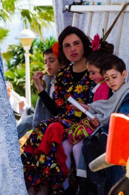 Torre Del Mar, İspanya - 29 Nisan 2018 insanlar kutlamaları nedeniyle İspanya Kutsal şekilde aktarma Katolik törenine katılan