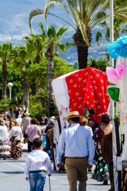 Torre Del Mar, İspanya - 29 Nisan 2018 insanlar kutlamaları nedeniyle İspanya Kutsal şekilde aktarma Katolik törenine katılan