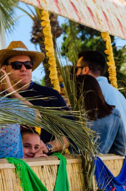 Torre Del Mar, İspanya - 29 Nisan 2018 insanlar kutlamaları nedeniyle İspanya Kutsal şekilde aktarma Katolik törenine katılan