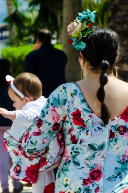 Torre Del Mar, İspanya - 29 Nisan 2018 insanlar kutlamaları nedeniyle İspanya Kutsal şekilde aktarma Katolik törenine katılan