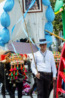 Torre Del Mar, İspanya - 29 Nisan 2018 insanlar kutlamaları nedeniyle İspanya Kutsal şekilde aktarma Katolik törenine katılan