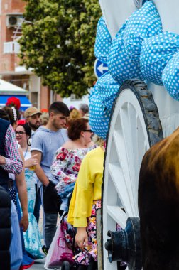 Torre Del Mar, İspanya - 29 Nisan 2018 insanlar kutlamaları nedeniyle İspanya Kutsal şekilde aktarma Katolik törenine katılan
