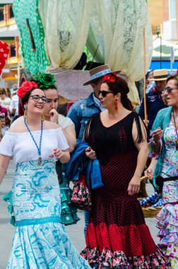 Torre Del Mar, İspanya - 29 Nisan 2018 insanlar kutlamaları nedeniyle İspanya Kutsal şekilde aktarma Katolik törenine katılan