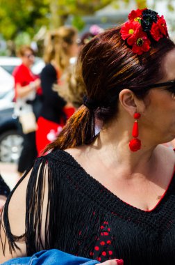 Torre Del Mar, İspanya - 29 Nisan 2018 insanlar kutlamaları nedeniyle İspanya Kutsal şekilde aktarma Katolik törenine katılan