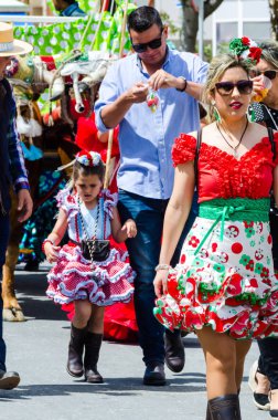Torre Del Mar, İspanya - 29 Nisan 2018 insanlar kutlamaları nedeniyle İspanya Kutsal şekilde aktarma Katolik törenine katılan