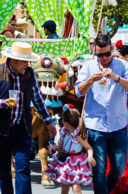 Torre Del Mar, İspanya - 29 Nisan 2018 insanlar kutlamaları nedeniyle İspanya Kutsal şekilde aktarma Katolik törenine katılan