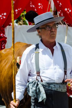 Torre Del Mar, İspanya - 29 Nisan 2018 insanlar kutlamaları nedeniyle İspanya Kutsal şekilde aktarma Katolik törenine katılan