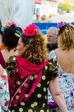 Torre Del Mar, İspanya - 29 Nisan 2018 insanlar kutlamaları nedeniyle İspanya Kutsal şekilde aktarma Katolik törenine katılan