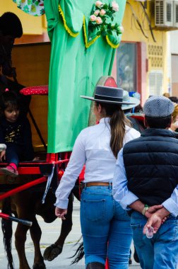 Torre Del Mar, İspanya - 29 Nisan 2018 insanlar kutlamaları nedeniyle İspanya Kutsal şekilde aktarma Katolik törenine katılan