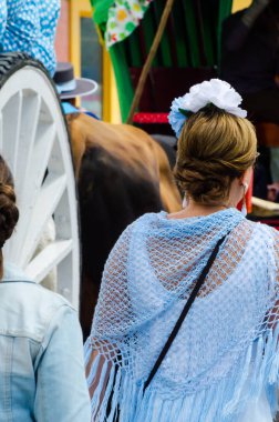 Torre Del Mar, İspanya - 29 Nisan 2018 insanlar kutlamaları nedeniyle İspanya Kutsal şekilde aktarma Katolik törenine katılan