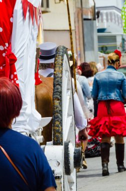 Torre Del Mar, İspanya - 29 Nisan 2018 insanlar kutlamaları nedeniyle İspanya Kutsal şekilde aktarma Katolik törenine katılan