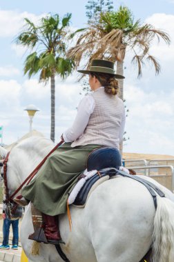 Torre Del Mar, İspanya - 29 Nisan 2018 insanlar kutlamaları nedeniyle İspanya Kutsal şekilde aktarma Katolik törenine katılan