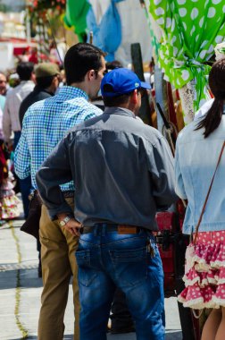 Torre Del Mar, İspanya - 29 Nisan 2018 insanlar kutlamaları nedeniyle İspanya Kutsal şekilde aktarma Katolik törenine katılan