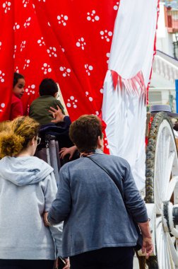 Torre Del Mar, İspanya - 29 Nisan 2018 insanlar kutlamaları nedeniyle İspanya Kutsal şekilde aktarma Katolik törenine katılan