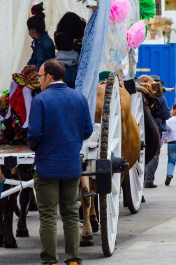 Torre Del Mar, İspanya - 29 Nisan 2018 insanlar kutlamaları nedeniyle İspanya Kutsal şekilde aktarma Katolik törenine katılan