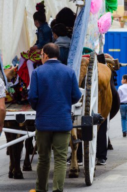 Torre Del Mar, İspanya - 29 Nisan 2018 insanlar kutlamaları nedeniyle İspanya Kutsal şekilde aktarma Katolik törenine katılan