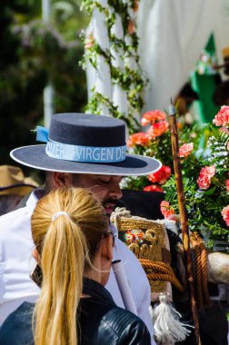 Torre Del Mar, İspanya - 29 Nisan 2018 insanlar kutlamaları nedeniyle İspanya Kutsal şekilde aktarma Katolik törenine katılan