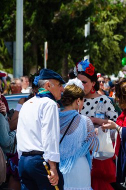 Torre Del Mar, İspanya - 29 Nisan 2018 insanlar kutlamaları nedeniyle İspanya Kutsal şekilde aktarma Katolik törenine katılan