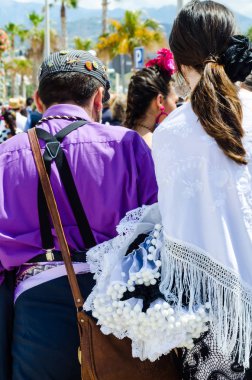 Torre Del Mar, İspanya - 29 Nisan 2018 insanlar kutlamaları nedeniyle İspanya Kutsal şekilde aktarma Katolik törenine katılan