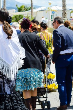 Torre Del Mar, İspanya - 29 Nisan 2018 insanlar kutlamaları nedeniyle İspanya Kutsal şekilde aktarma Katolik törenine katılan